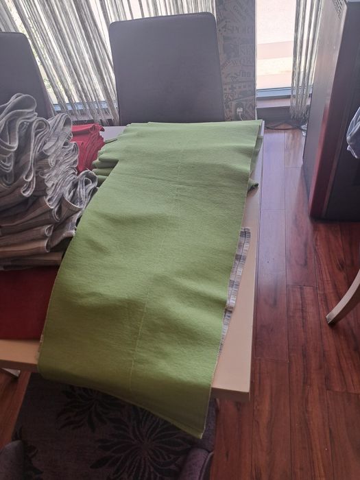 червени покривки за ресторант и т шлайфери