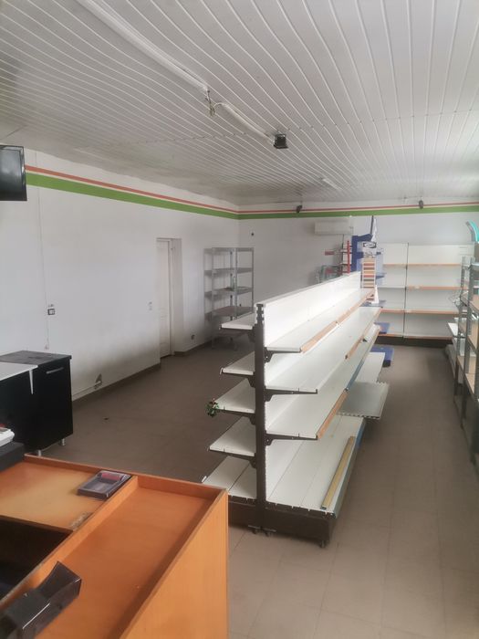 De închiriat sau de vânzare spațiu comercial.