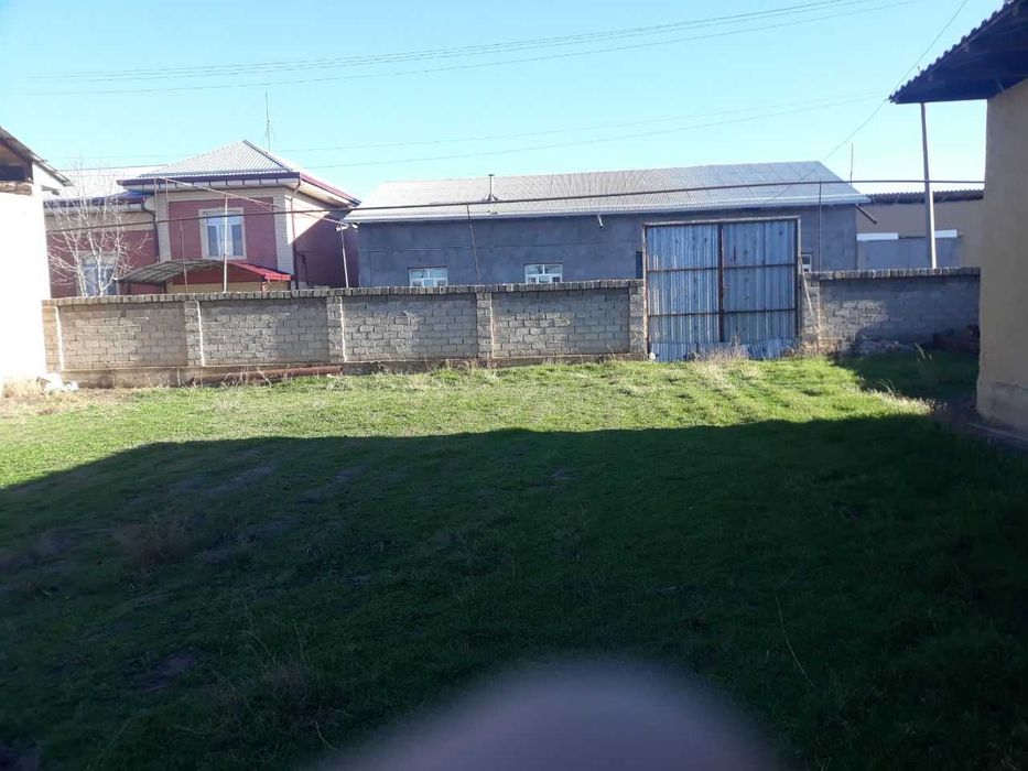 Yer maydoni sotiladi. Xonadon yoki boshqa turdagi binolar qurish uchun