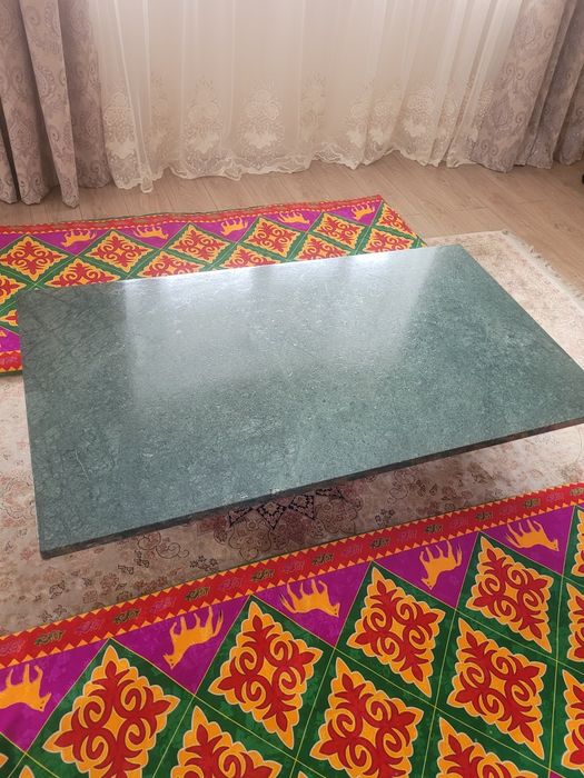 Стол мраморный, ножки деревянные