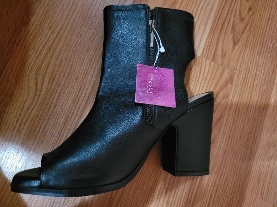 Botine decupate din piele