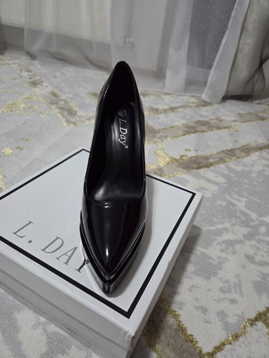 Pantofi de lac cu platforma nr 37