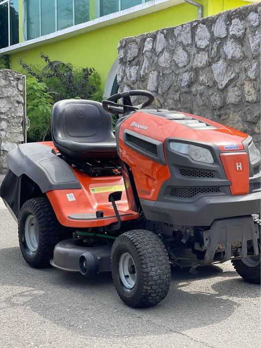 Tractoras de tuns iarba Husqvarna Kawasaki