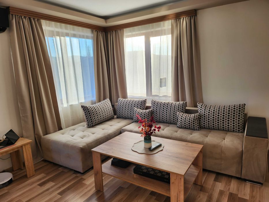 Разтегателен ъглов диван с лежанка +подлакътник мини етажерка