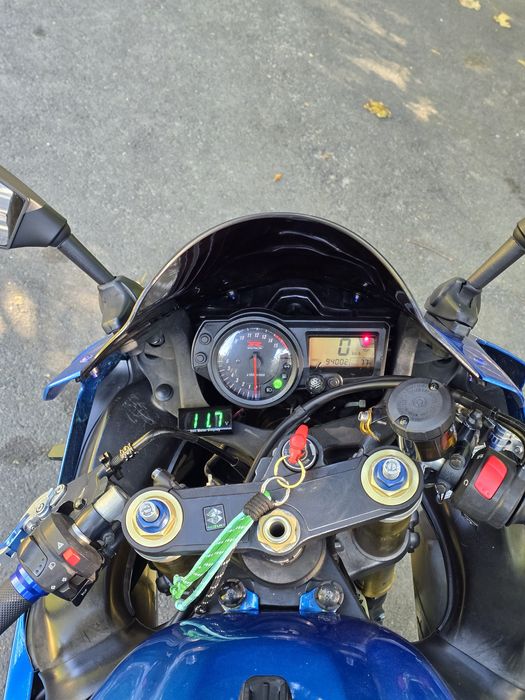 SUZUKI GSX-R 750 ( VALABIL 2 ZILE )