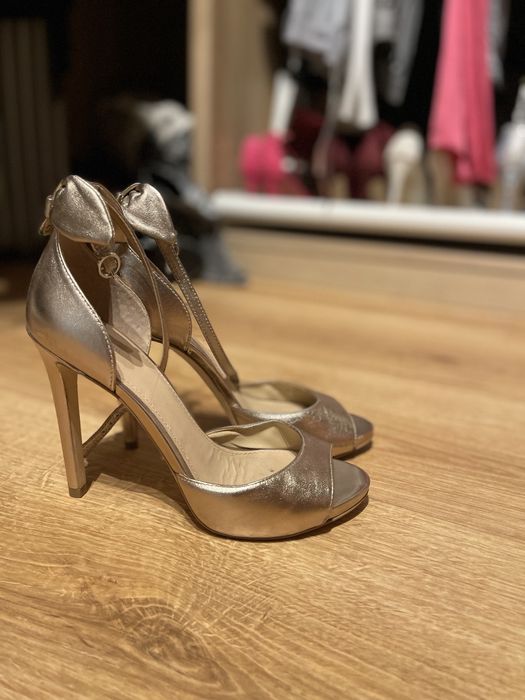 Vand sandaluta Guess auriu rose