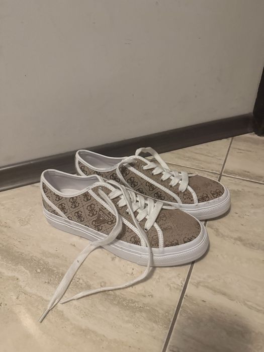 Обувки Guess нови