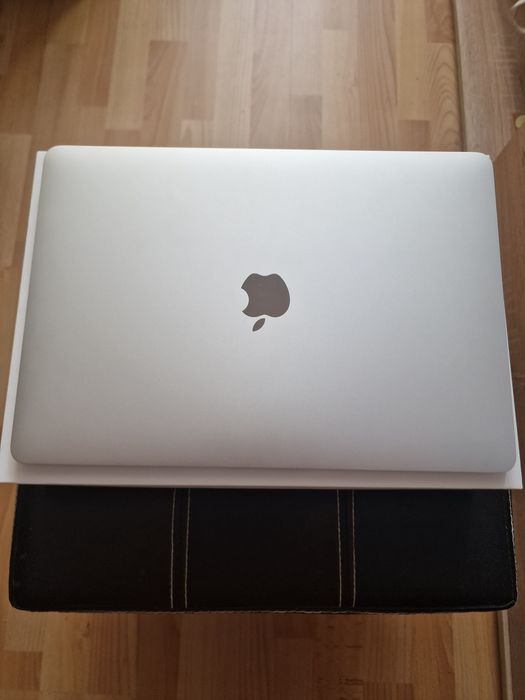 MacBook Air M1 Space Gray (8GB/256GB) – Като НОВ, 52 цикъла, 98% Батерия! Пълен комплект + Magic Mouse + HyperDrive ХъбЦена:539 € за всичко в комплект