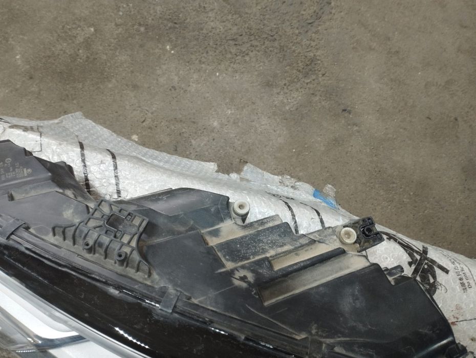 Far stânga audi A4 stânga si tripla pe aripă stânga