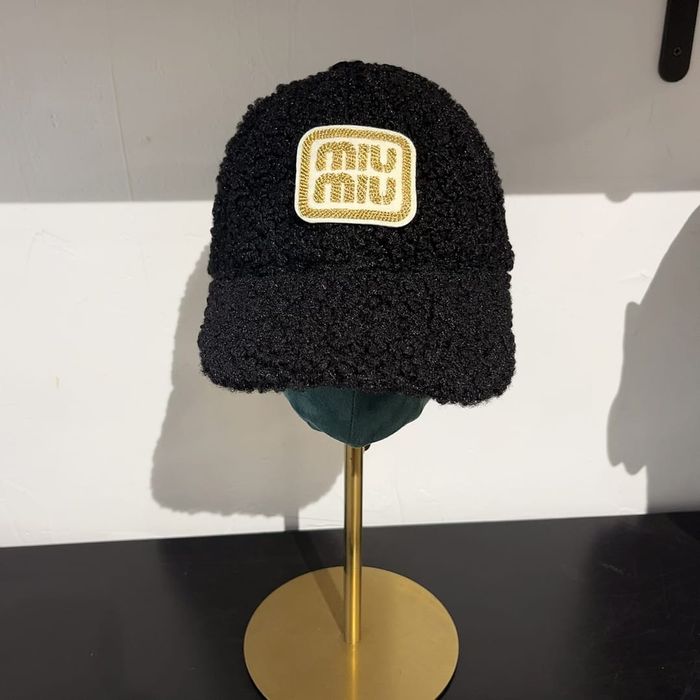 Шапки различни модели и цветове