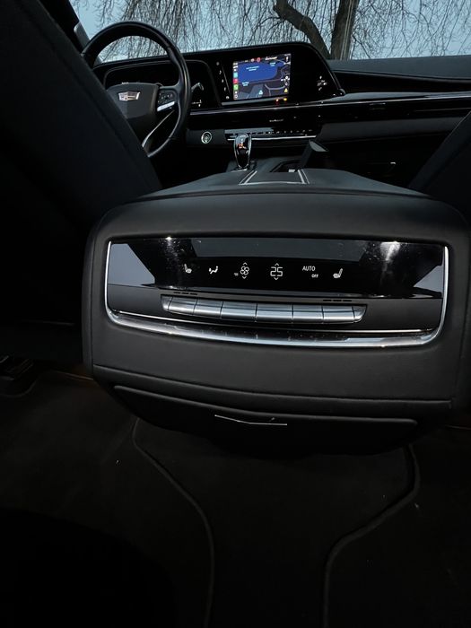 Vand CADILLAC ESCALADE AN 2021 cu prealuare de leasing