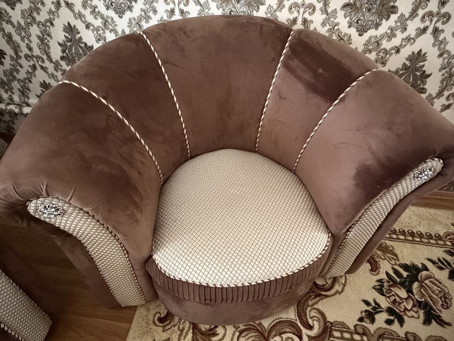 Продам диван и два кресла