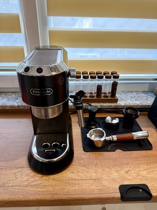 Еспресо Кафемашина Delonghi Dedica EC685 + Бариста аксесоари