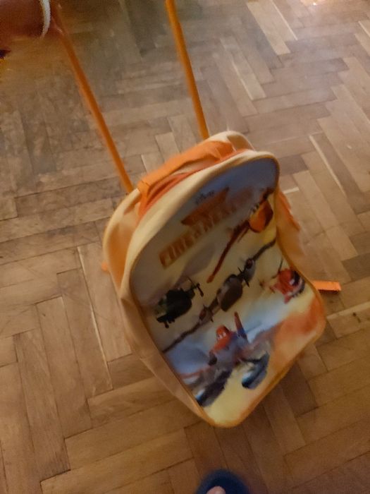 Детска раничка с колелца ,нова