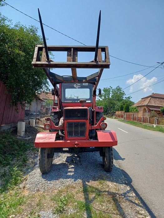 Tractor U650 cu încarcator frontal