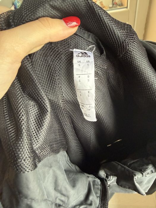 Ветровка закупена от магазин на Адидас.