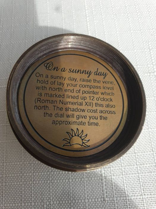 Компас от масивен бронз със слънчев часовник