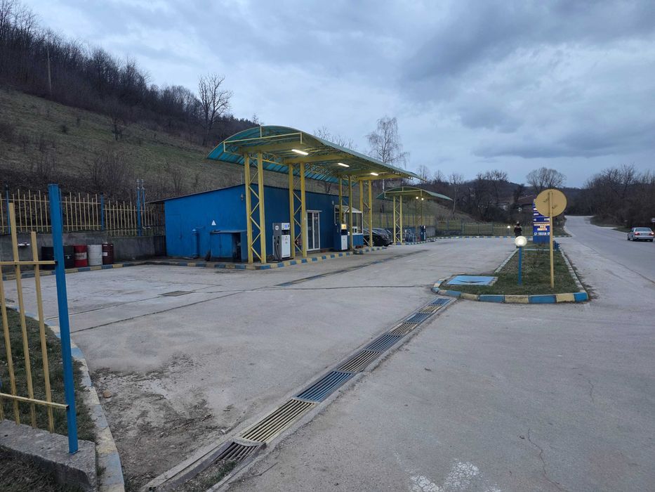 Работеща бензиностанция с газстанция и автомивка