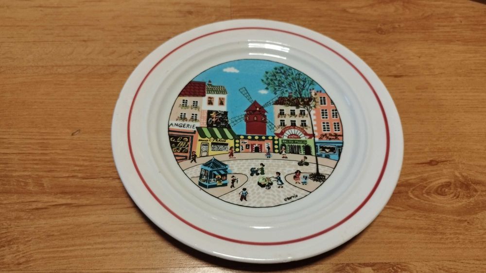 Красива порцеланова чиния от Италия.