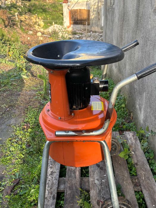 Машина за клони / Дробилка за клони – отлично състояние