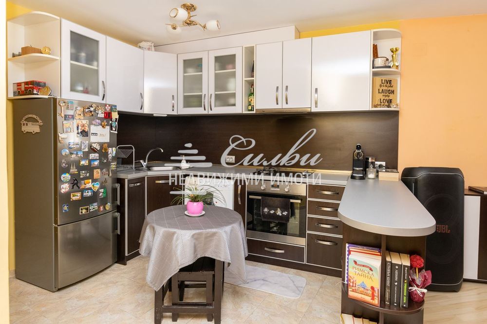 Продава се Тристаен апартамент в Шумен, Център - 81 кв.м за 1606 €/кв.м - Снимка #1