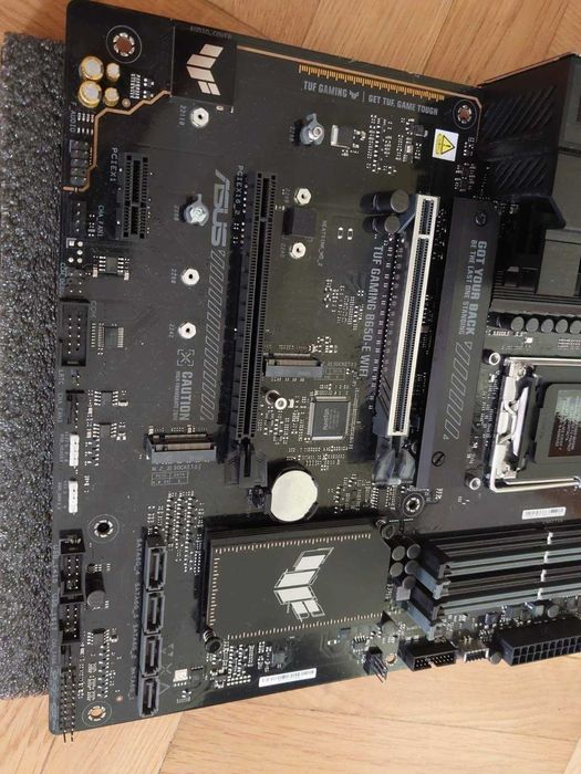 AMD Ryzen 7 9800X3D + Asus TUF B650-E Wi-Fi
