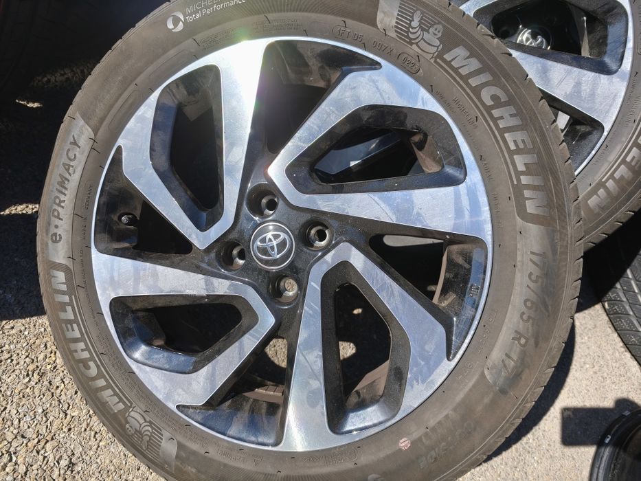 17" оригинални алуминиеви джанти за Toyota Aygo X.