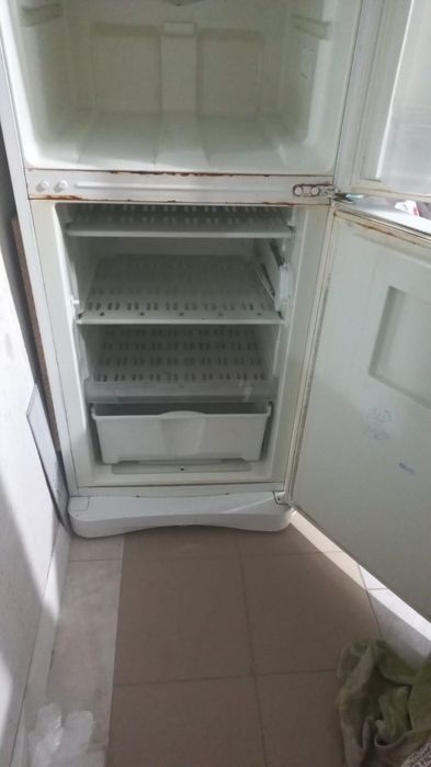 Холодилник. Работает только морозилник