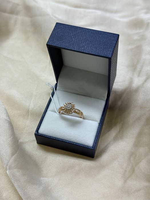 Золотое кольцо с фианитами