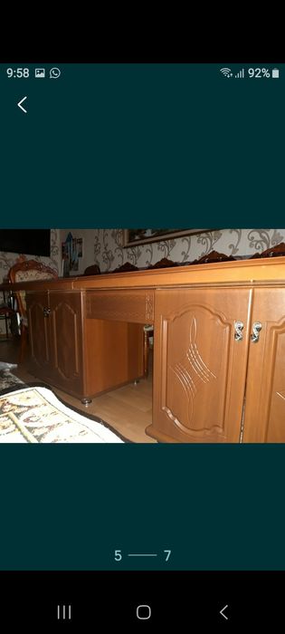 Стол с стульями и шкафами для посуды