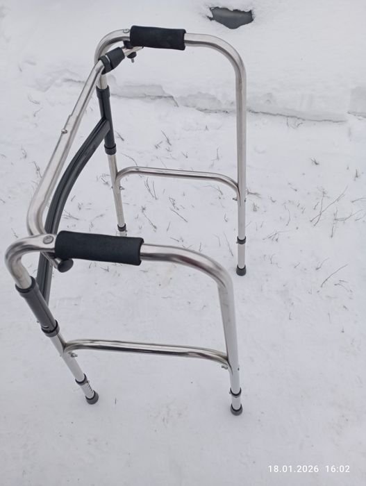 Продам коляску инвалидную и ходунки