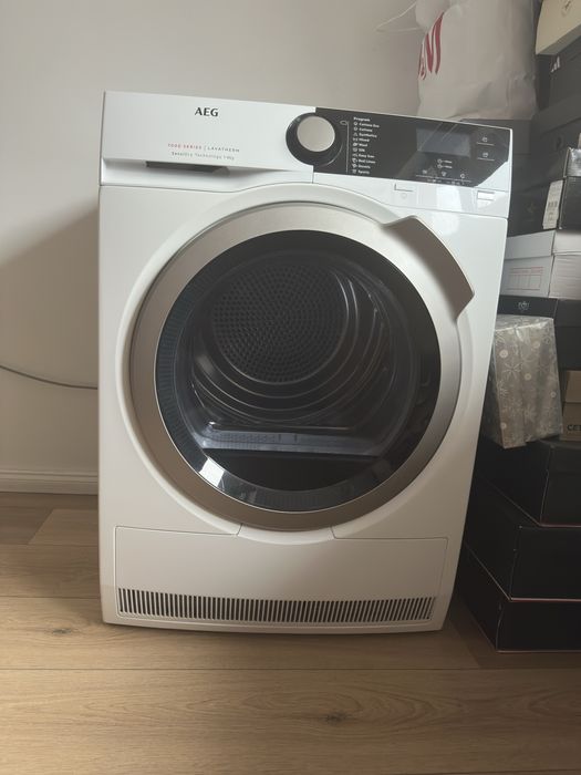 Uscător rufe AEG Lavatherm 7000, model T7DBE48S, cu pompă de căldură, capacitate 8 kg.