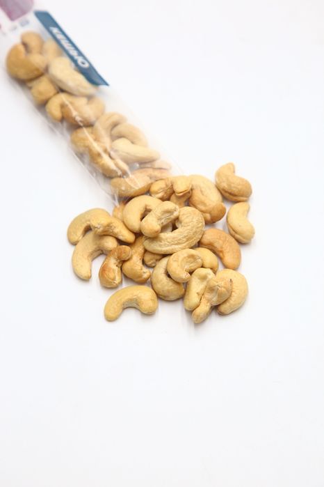 Орехи, снековая продукция в ассортименте. Сухофрукты.