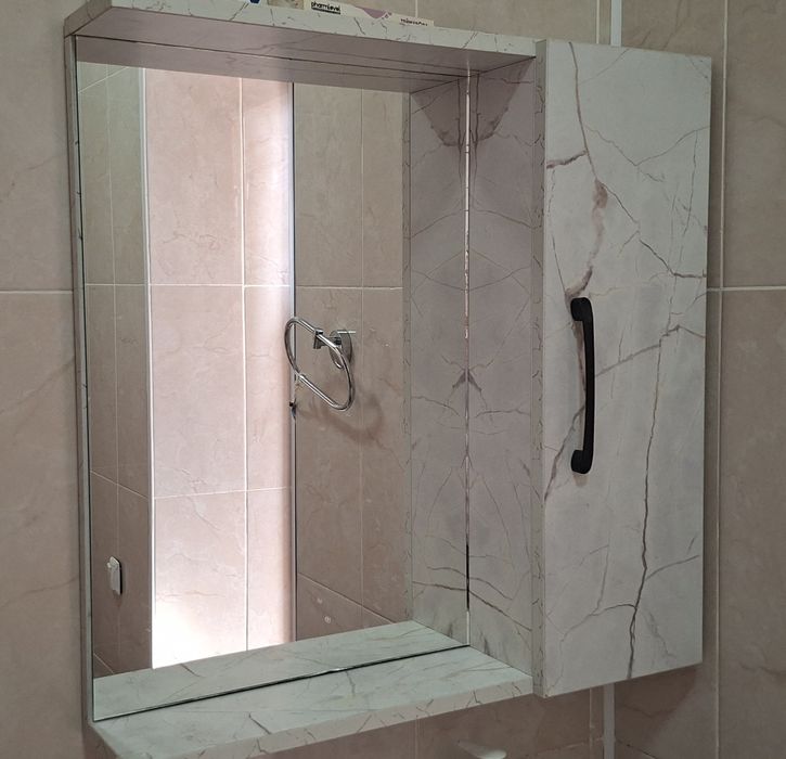 Шкафчик с зеркалом для ванной