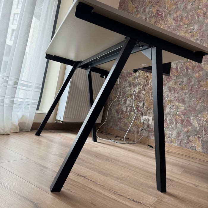 Birou TROTTEN IKEA  120x70 cm, în stare perfectă