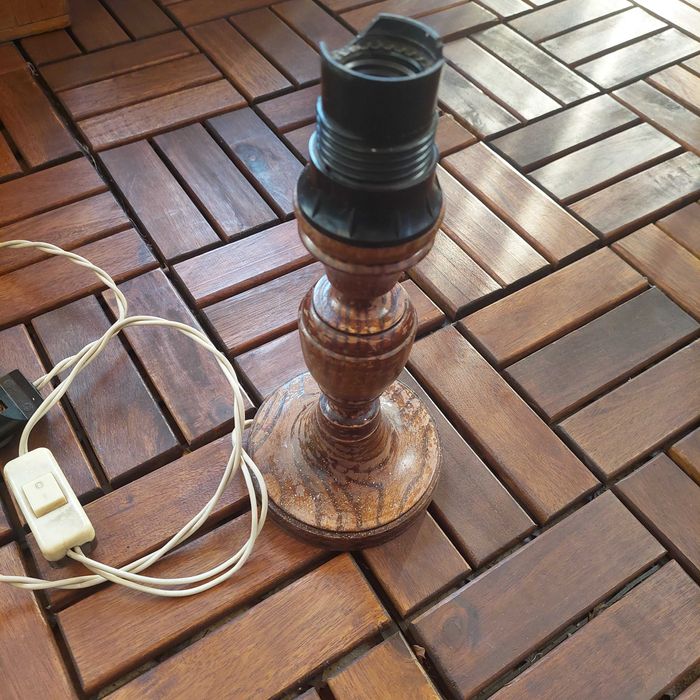 Стара дървена лампа