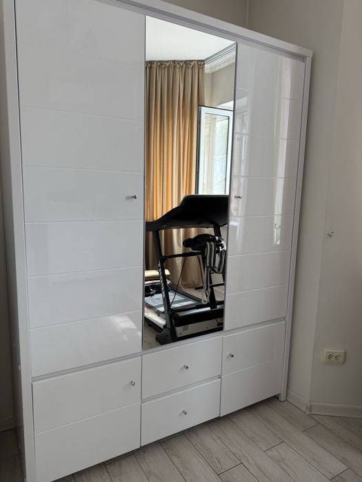 Срочно продается шкаф с комодом