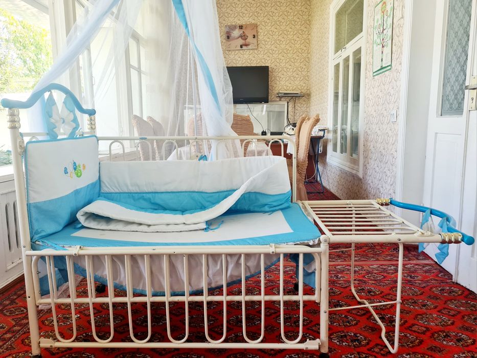 Металлическая детская  кровать