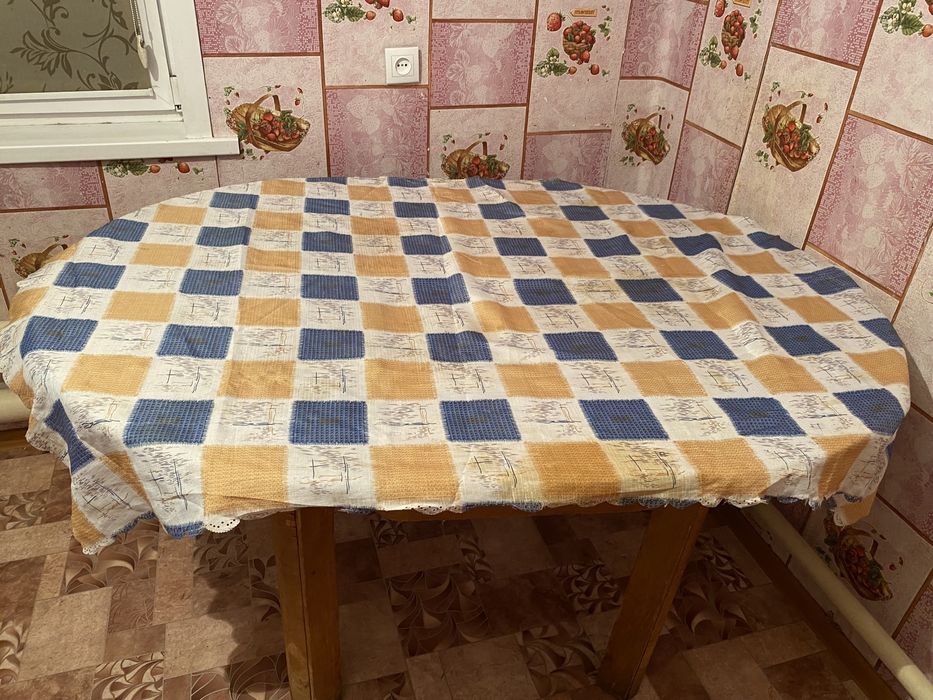 Продам СТОЛ  квадратный