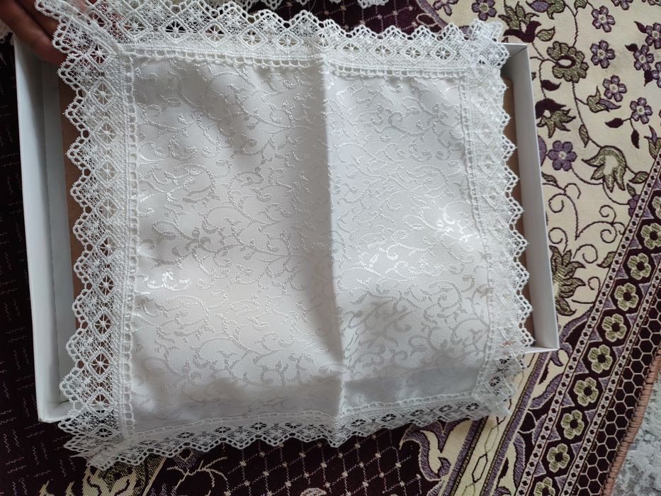 Скатерть и салфетки 8 шт.