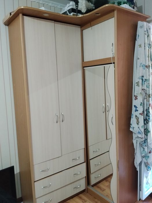 Продам угловой шкаф