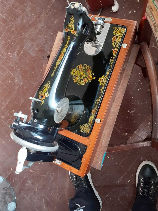 продавам стара шевна машина singer запазена