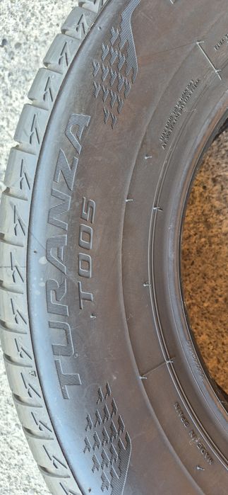 2 anvelope vara noi Bridgestone 215/65/15.Pretul este pe bucata.