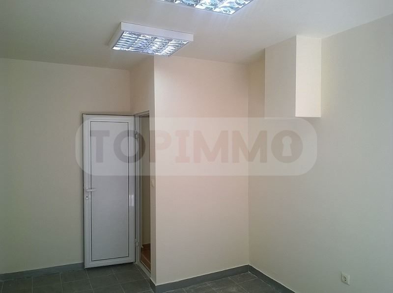 Продава се Магазин в Варна, Централна поща - 16 кв.м за 4063 €/кв.м - Снимка #3