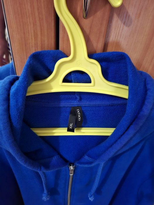 Продам 2е кофты раз.52-54