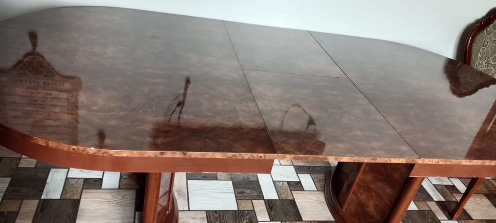 Продам стол и стулья для гостиной