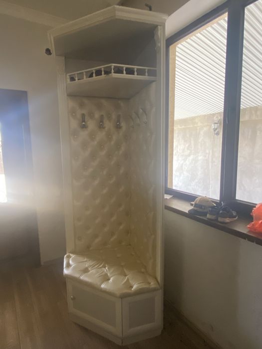 Кровать детская и прихожая