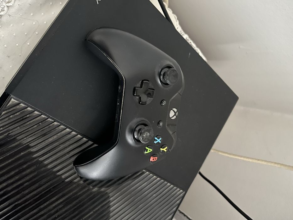 Vand xbox one ca nou cu o consola si farming simulator 19 premium .