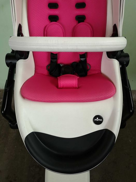 Carucior 2 in 1 Mima Xari Snow White, alb cu cadru negru si saltea roz