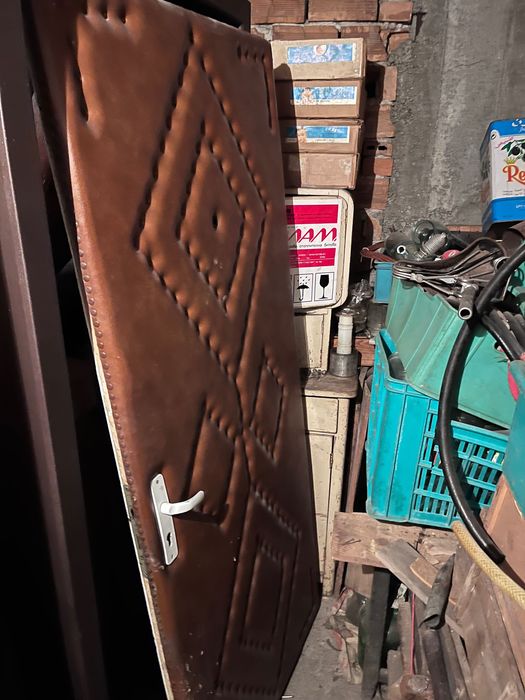 Врата с кожено покриетие